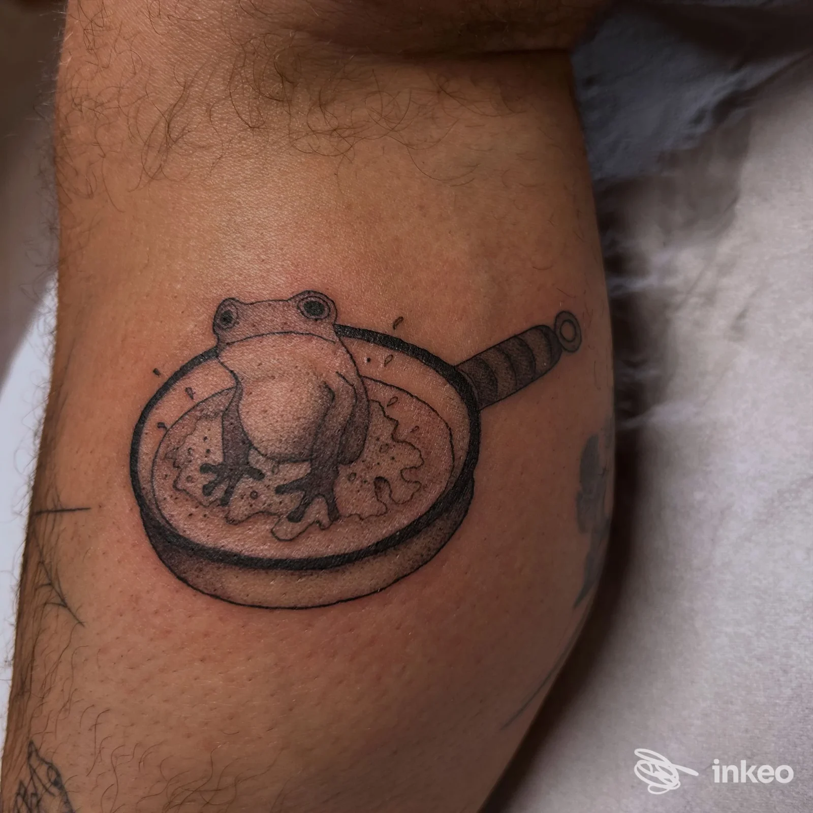 Tatuaggio di rana in stile puntinato su avambraccio, Black Panther tattoo&piercing, Reggiolo.