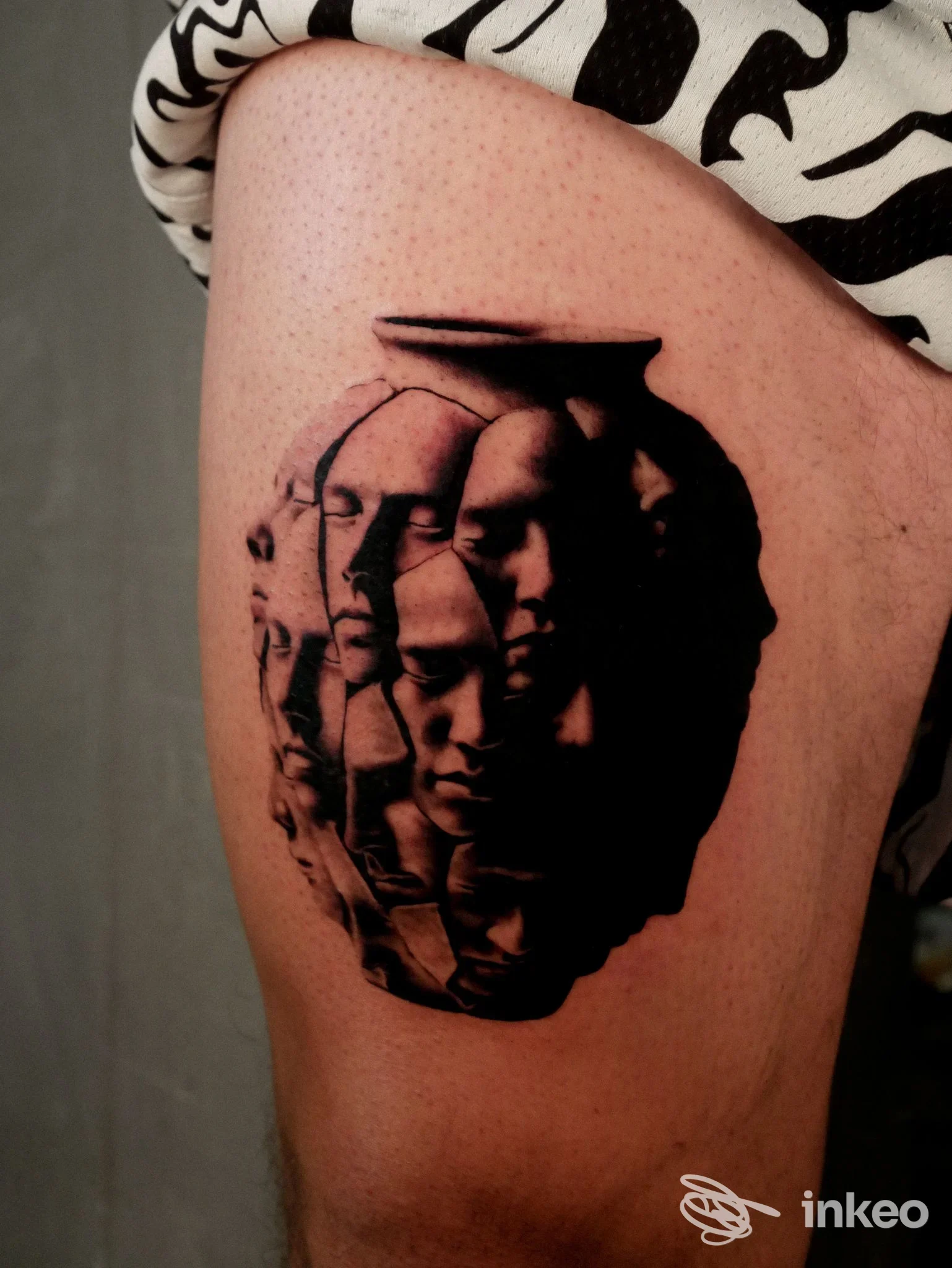 Tatuaggio realistico di volti sovrapposti sulla coscia, eseguito da Shanga Tattoo & Piercing a Cervia.