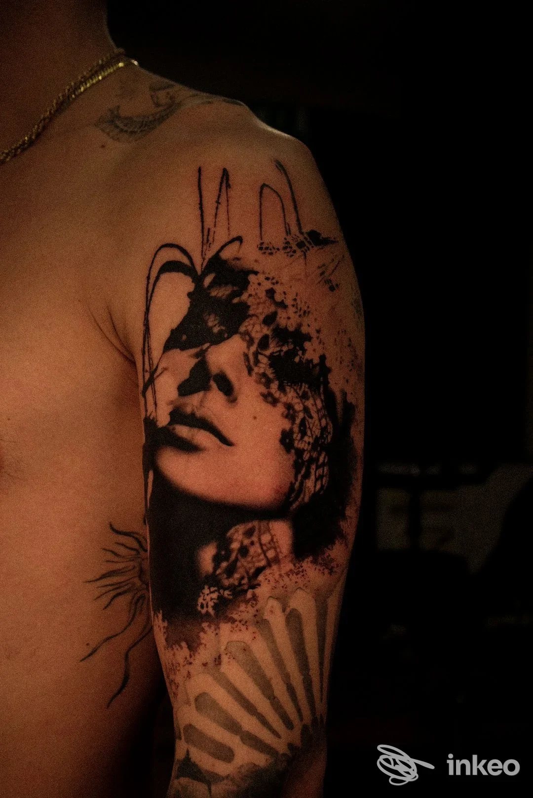 Tatuaggio realistico e grafico sul braccio con volto femminile in nero, foto di Shanga Tattoo & Piercing a Cervia.