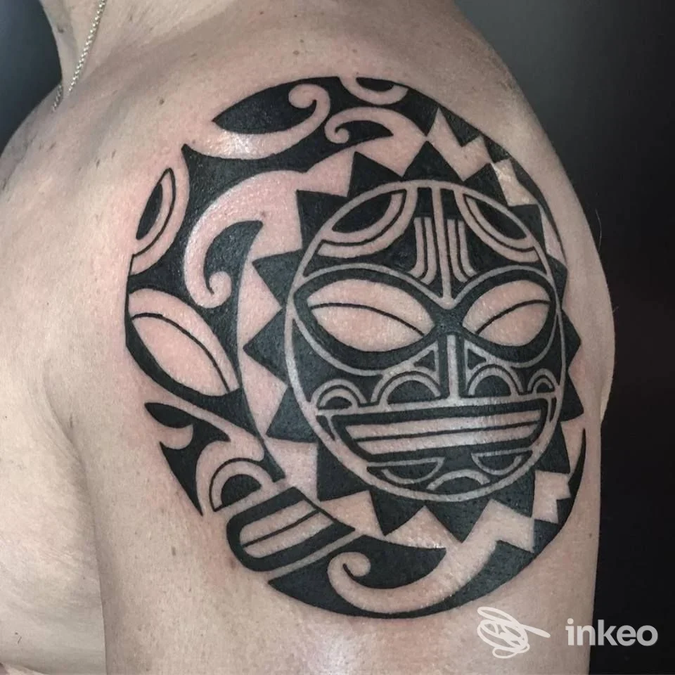 Grande tatuaggio tribale nero sulla spalla e braccio superiore, realizzato da Don’t Tell Mama a Parma.