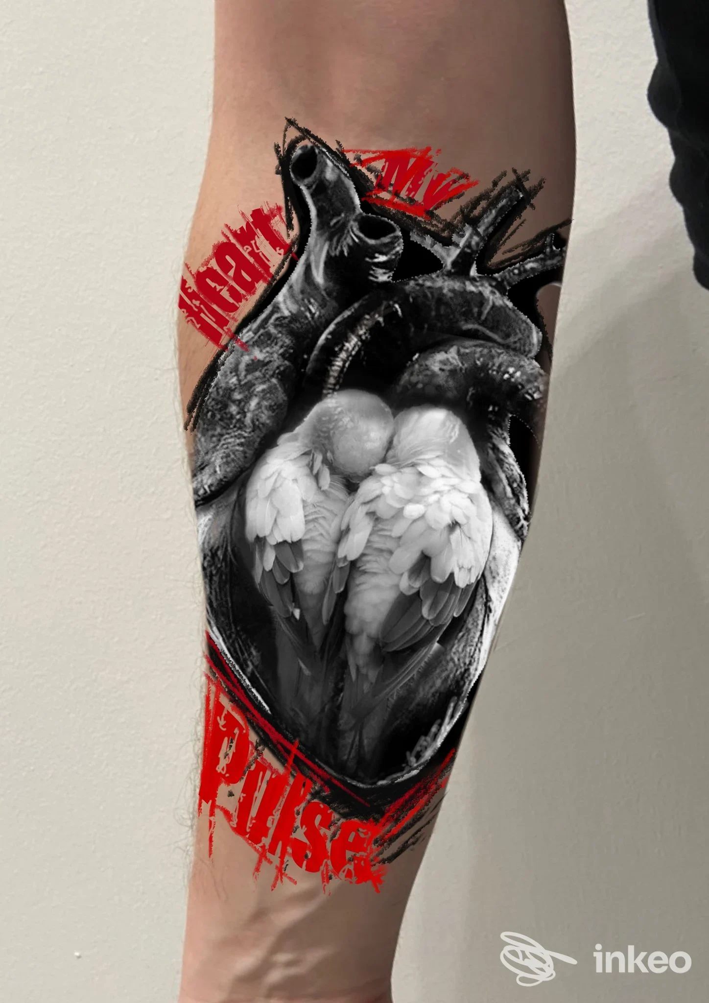 Tatuaggio realistico su avambraccio con cuore anatomico nero, due colombe bianche e dettagli rossi — Mdstudiotattooart, Parma.