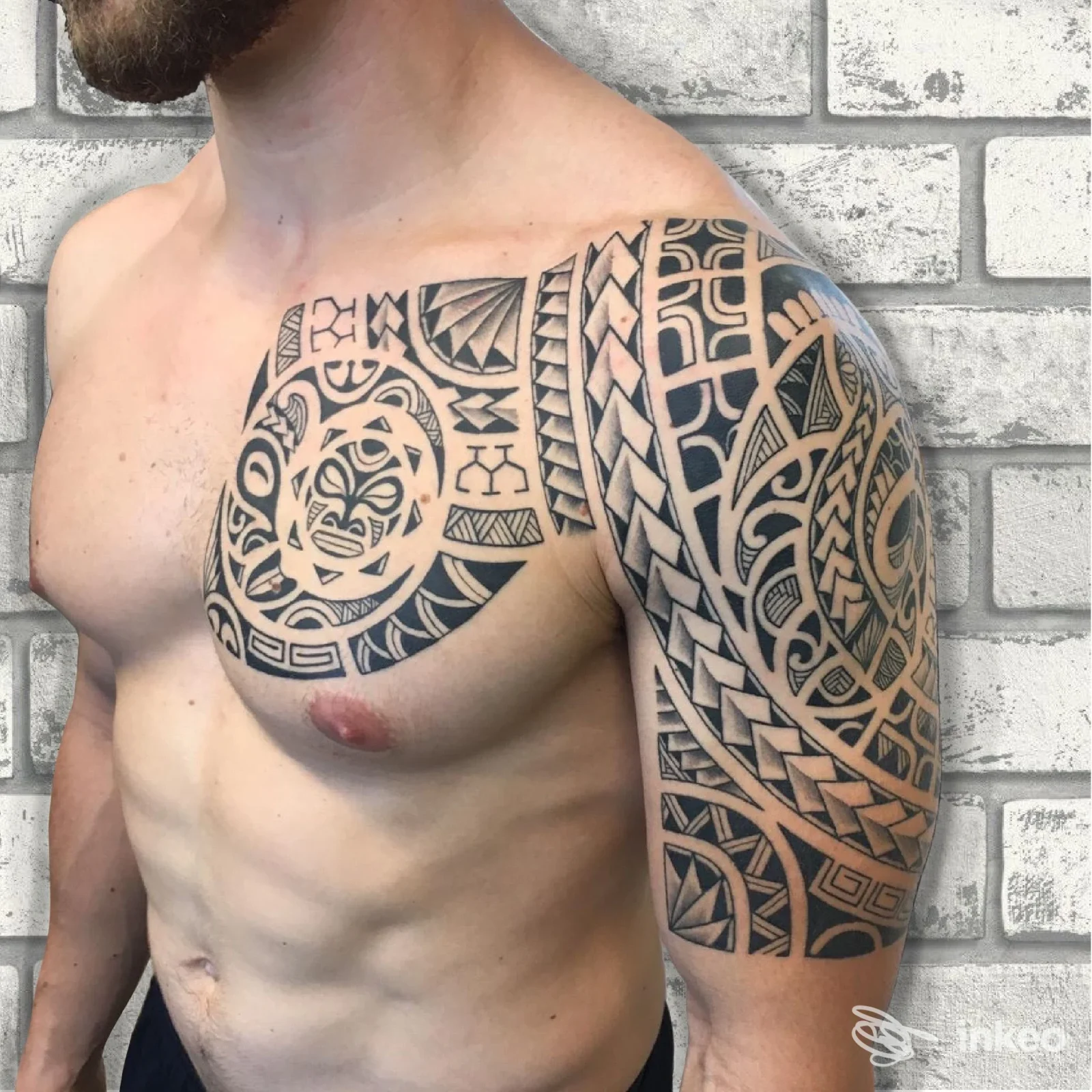 Ampio tatuaggio tribale su petto, spalla e braccio realizzato presso Slow Flow Tattoo & Piercing, Reggio Emilia.