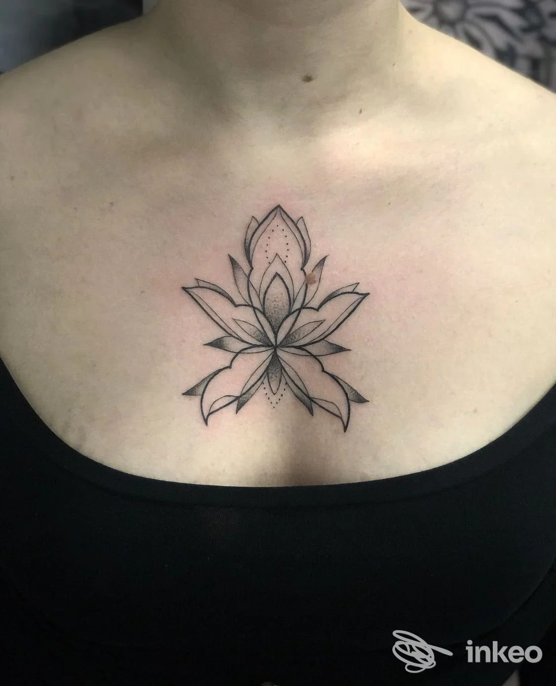 Tatuaggio floreale stilizzato al centro del petto, realizzato da Lo Studio Del 25 tattoo a Salsomaggiore Terme.