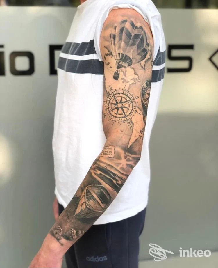Manica tatuata con bussola, mongolfiere e motivi nautici, foto di Lo Studio Del 25 tattoo a Salsomaggiore Terme.