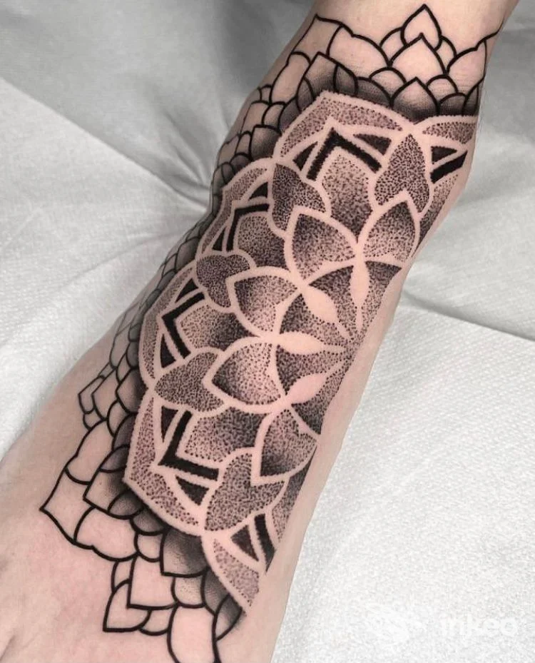 Tatuaggio geometrico in stile dotwork sull'avambraccio, fotografia di Lo Studio Del 25 tattoo a Salsomaggiore Terme.