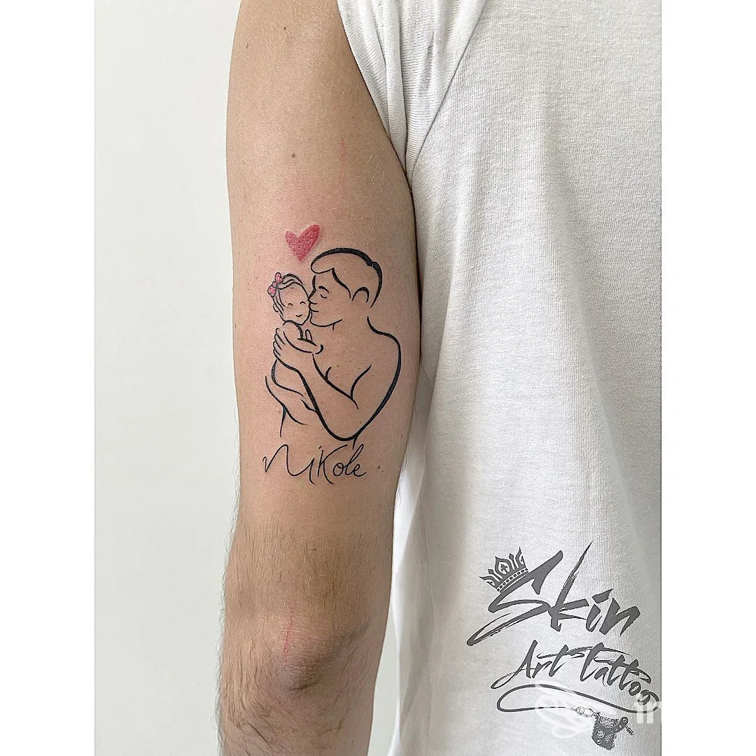 Tatuaggio linework sul braccio: figura che tiene un neonato con cuore rosa. Skin Art Tattoo, Scandiano.