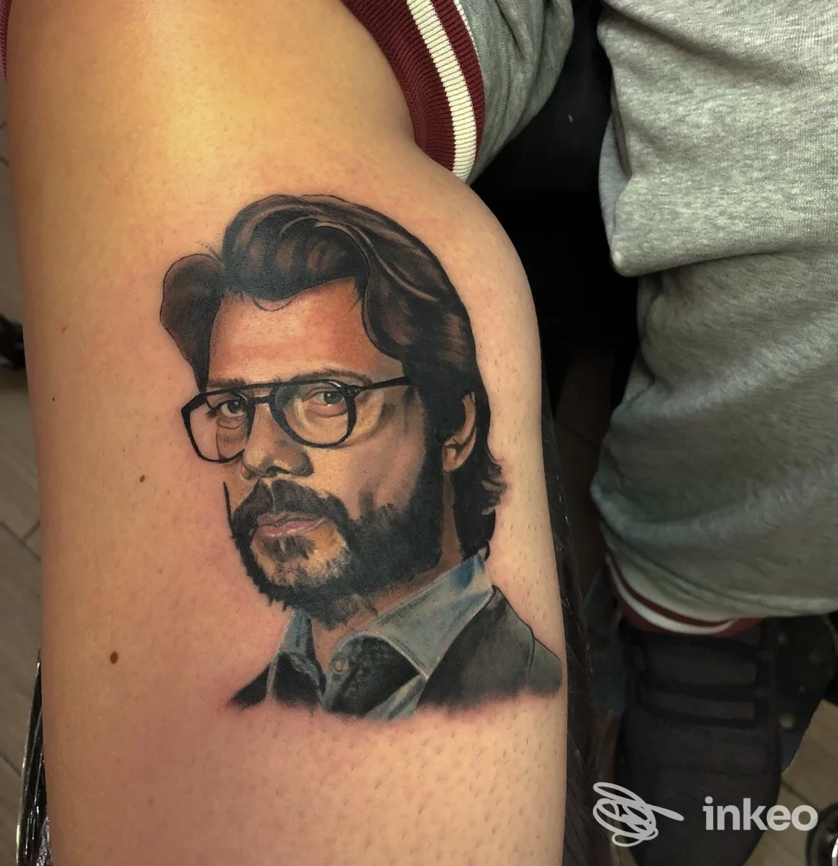 Ritratto realistico tatuato sulla coscia, foto per Dirty Mind Tattoo Studio a San Nicolò.