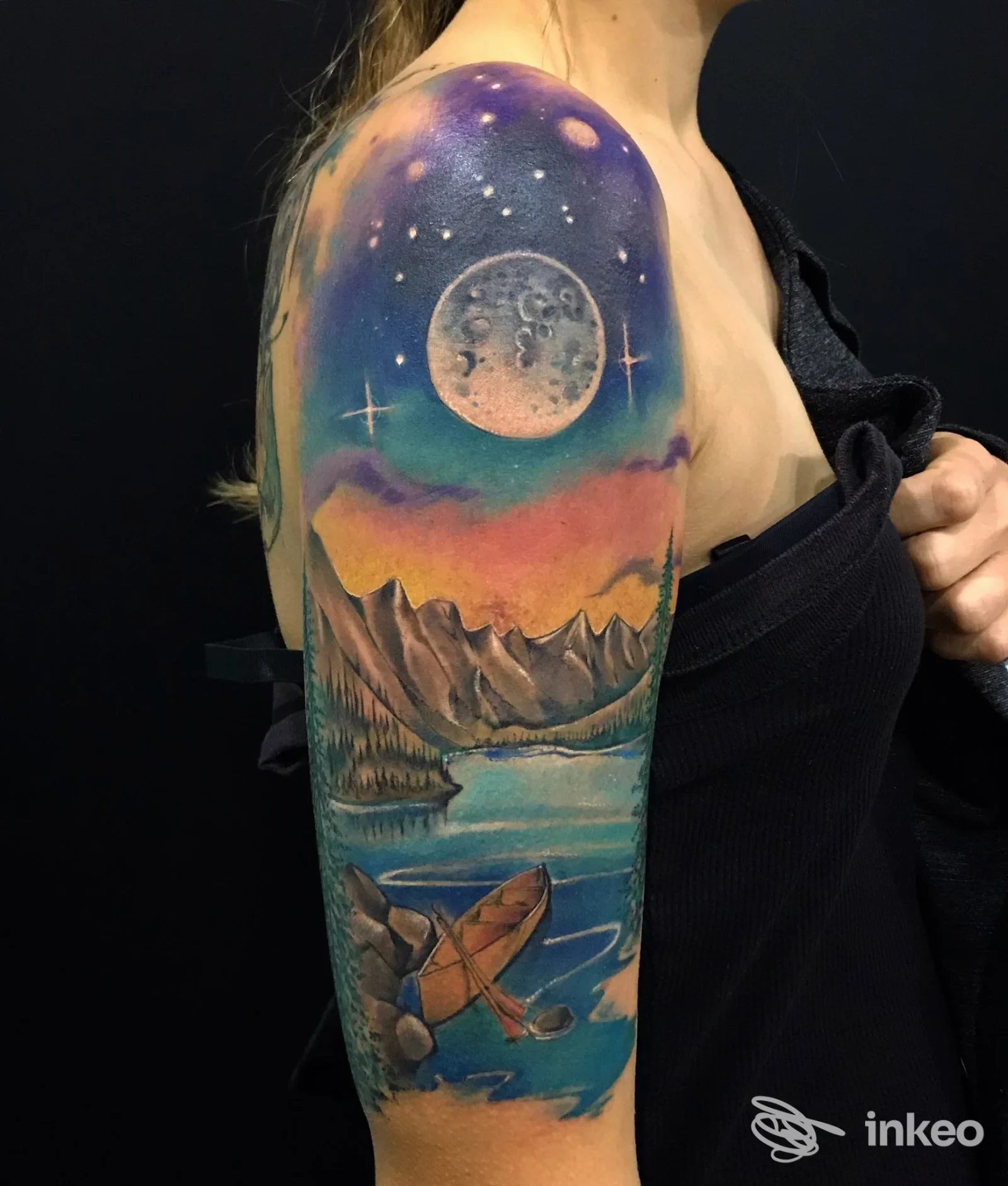 Manica colorata con paesaggio notturno e luna, tatuaggio eseguito da Soul Shop Tattoo a Riccione su braccio superiore.