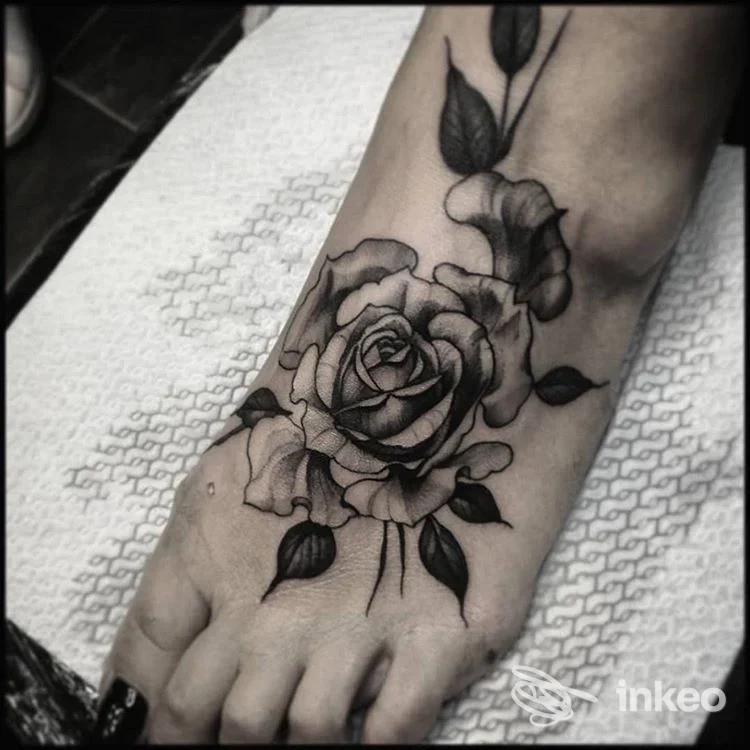 Tatuaggio floreale in bianco e nero sul dorso del piede, foto inviata da Teenage Dirtbag a Pavullo Nel Frignano.