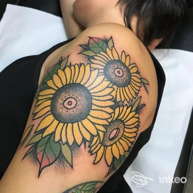 Tatuaggio di più girasoli colorati sulla spalla fotografato in studio, Teenage Dirtbag, Pavullo Nel Frignano.