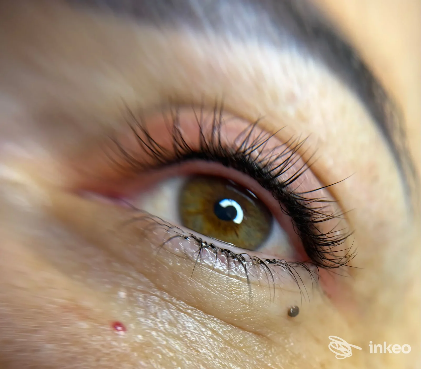 Primo piano di trucco permanente alla rima delle ciglia e microdermal sotto l'occhio, eseguito da Marika Zavoli a Rimini.