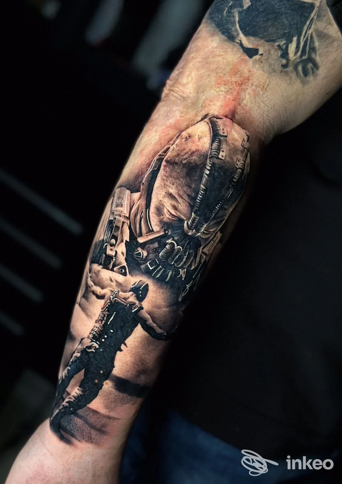 Tatuaggio realistico in bianco e nero su avambraccio, foto inviata da District Tattoo Studio a Castelvetro Piacentino.