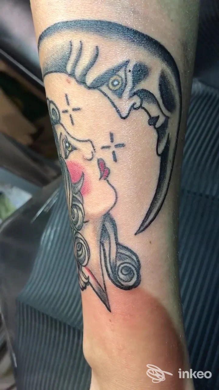 Tatuaggio su avambraccio con volto stilizzato e mezzaluna, realizzato da Wonderland.ink Tattoo & Piercing Studio, Bologna.