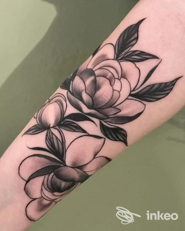 Tatuaggio floreale nero e grigio su avambraccio, Icarus Tattoo & Portrait a Cadelbosco di Sopra.