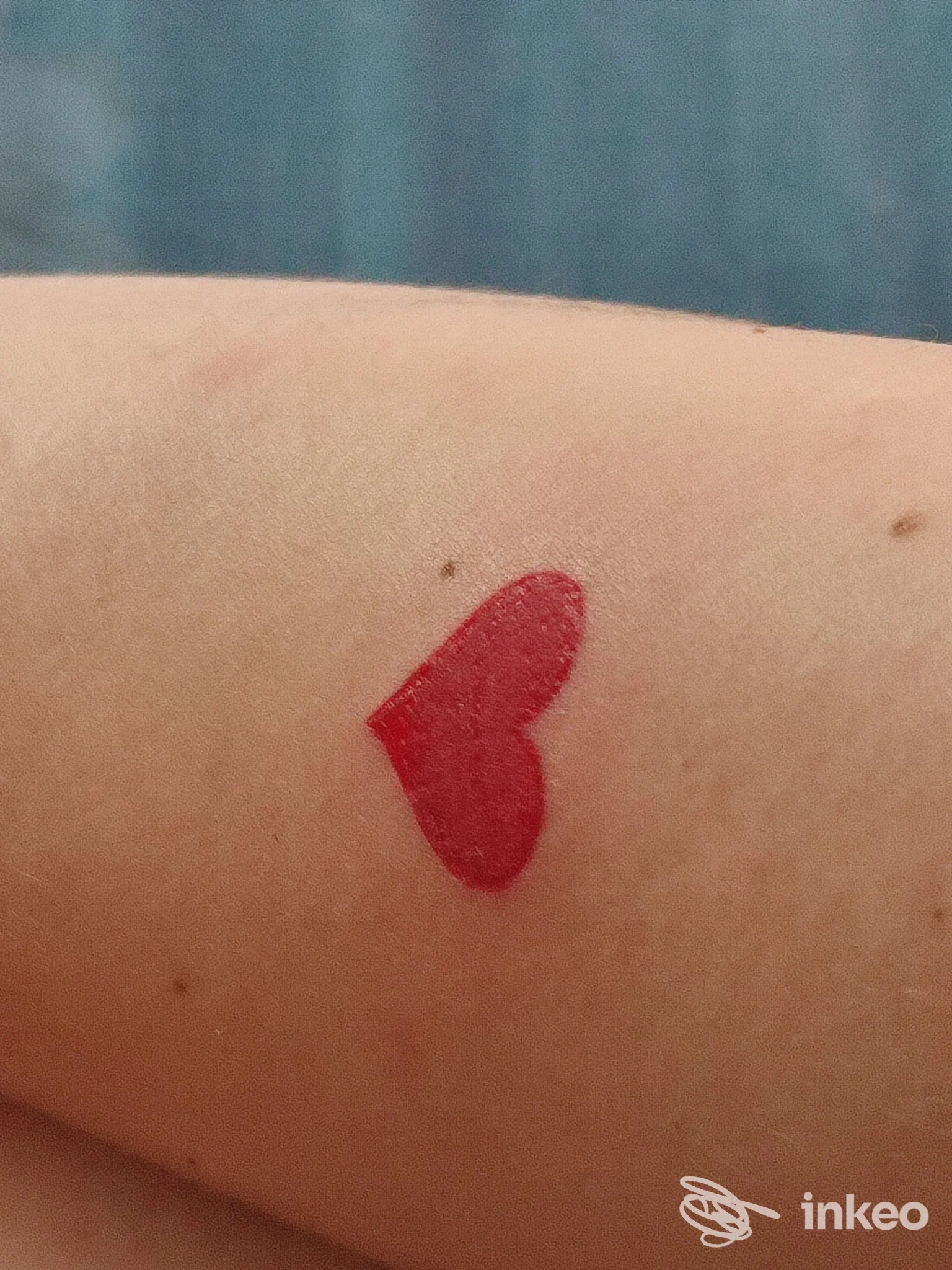 Piccolo tatuaggio a cuore rosso sull'avambraccio, foto inviata da Vanilla Tattooer a Santarcangelo di Romagna.