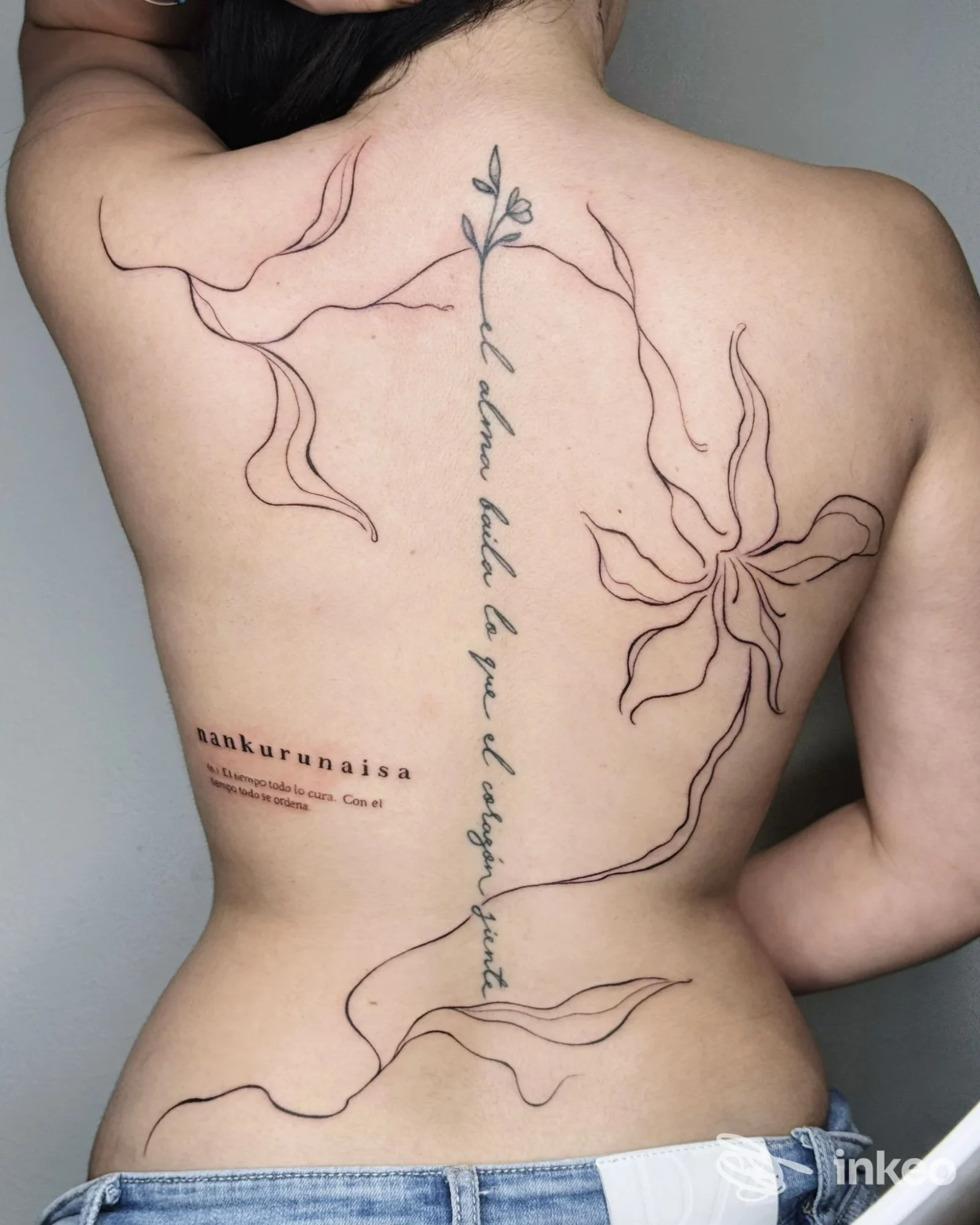 Grande tatuaggio lineare e floreale sulla schiena di una persona, realizzato da Ártemis Studio a Modena.