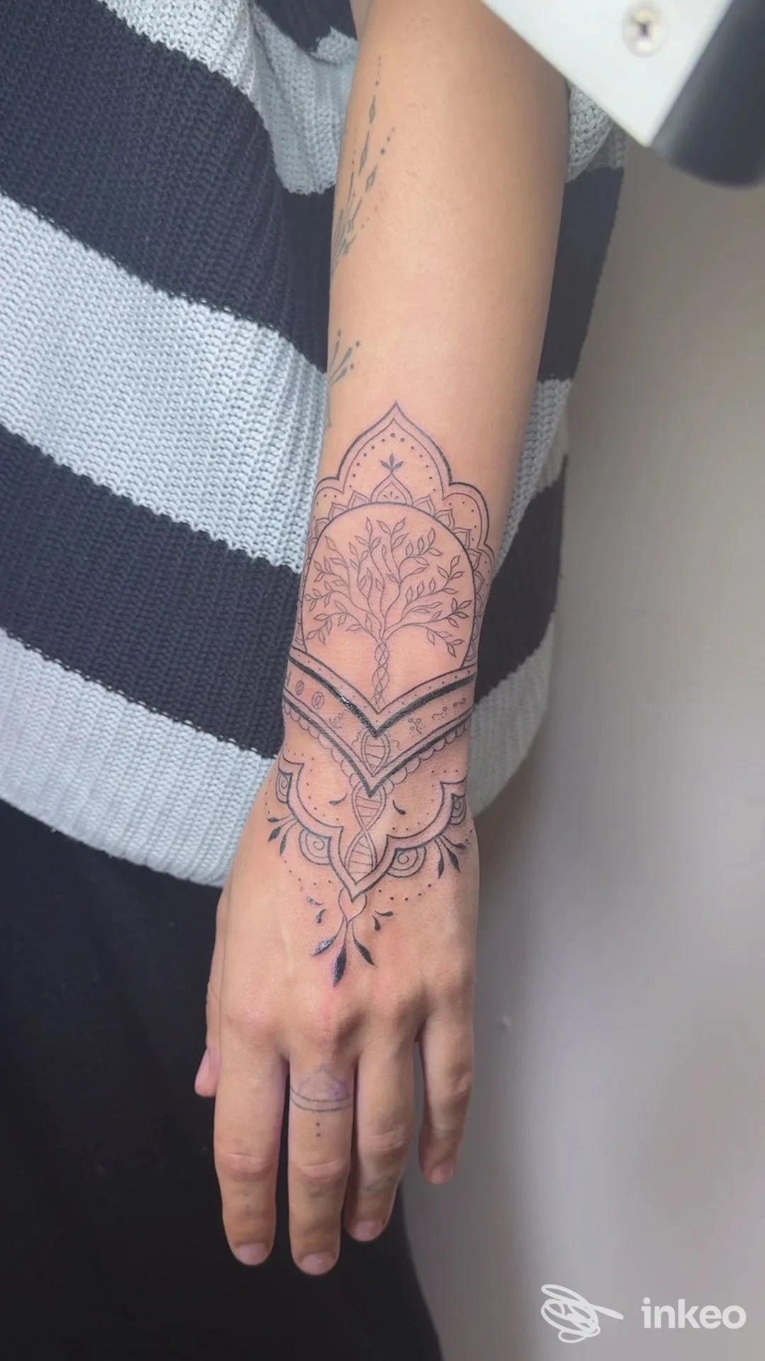 Avambraccio con tatuaggio ornamentale e albero stilizzato, lavoro mostrato da Ártemis Studio a Modena.