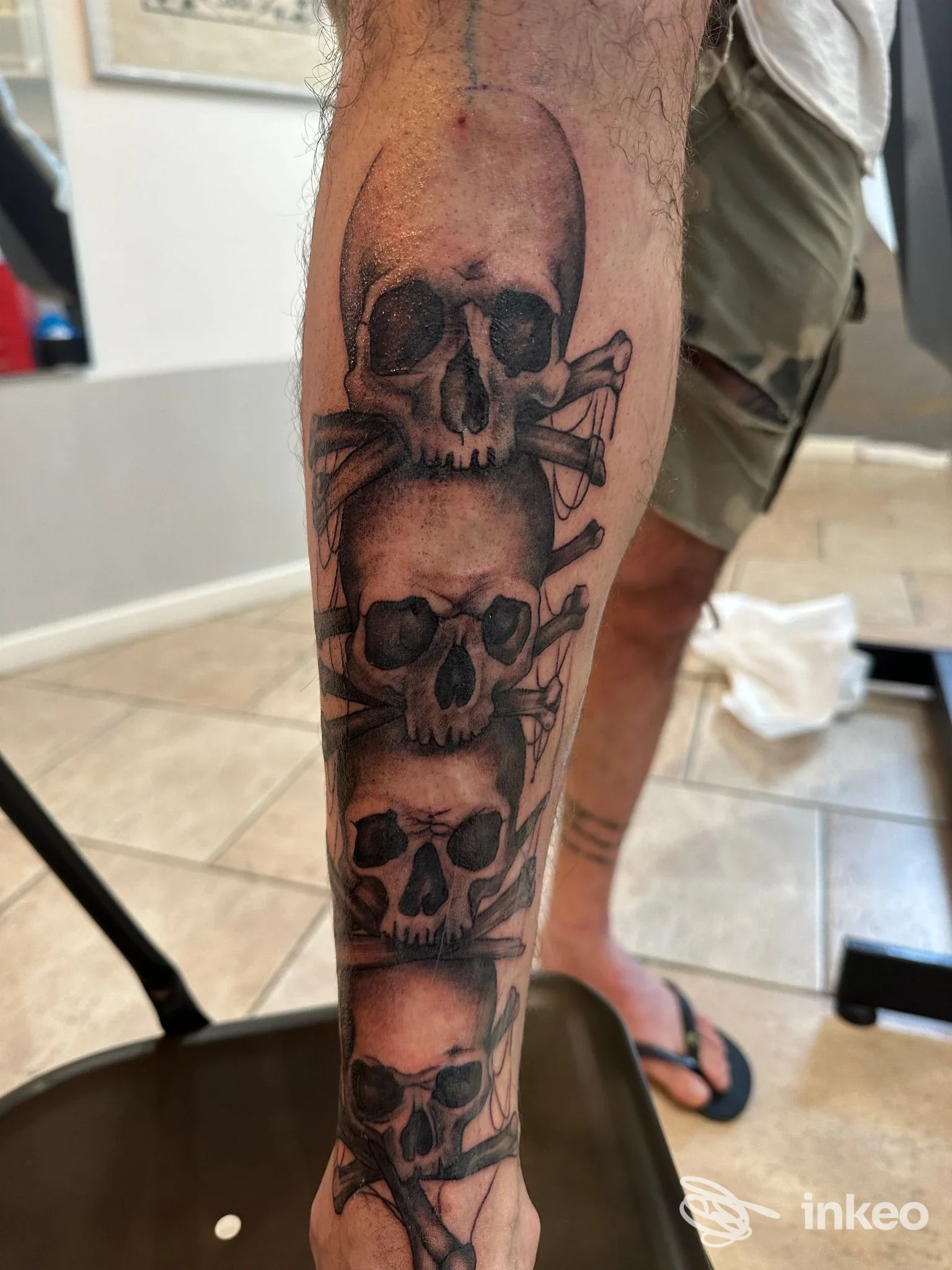 Avambraccio tatuato con quattro teschi in bianco e nero, foto fornita da Picti Tattoo Shop, Piacenza.