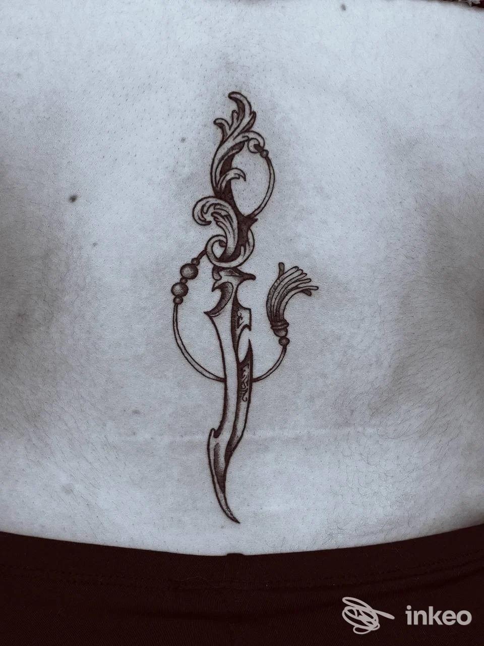 Tatuaggio nero stilizzato sulla parte bassa dell'addome, Soul Punk tattoo shop, Correggio.