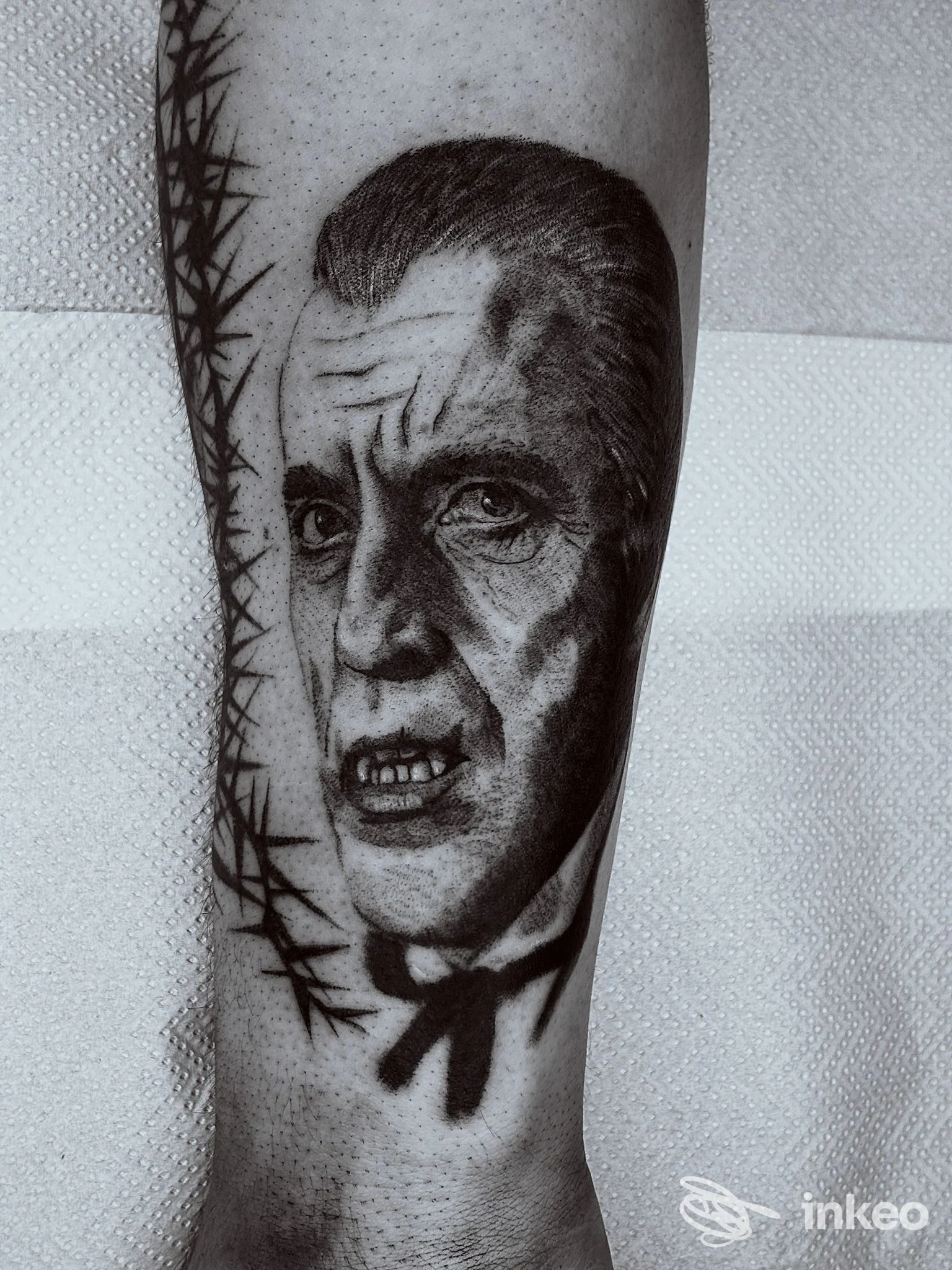 Ritratto realistico in bianco e nero tatuato sull'avambraccio, Soul Punk tattoo shop Correggio.