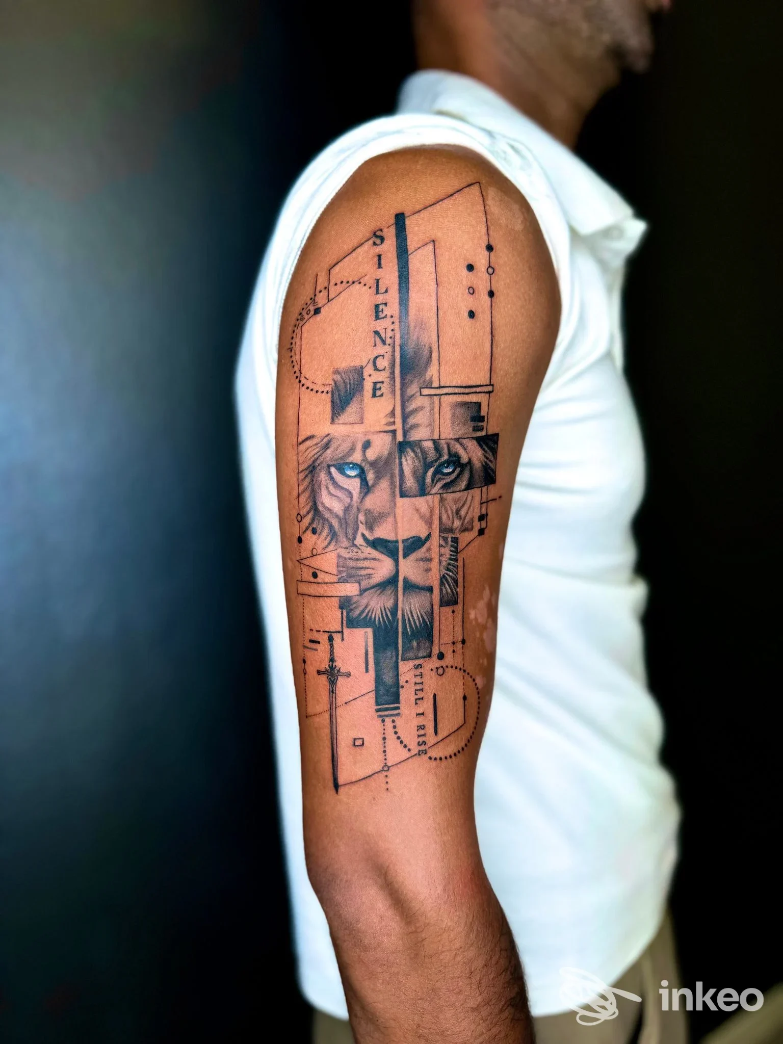 Tatuaggio geometrico con volto di leone e scritta 'SILENCE' sul braccio superiore, opera di Stefy Tattoo Studio, Castelnovo di Sotto.