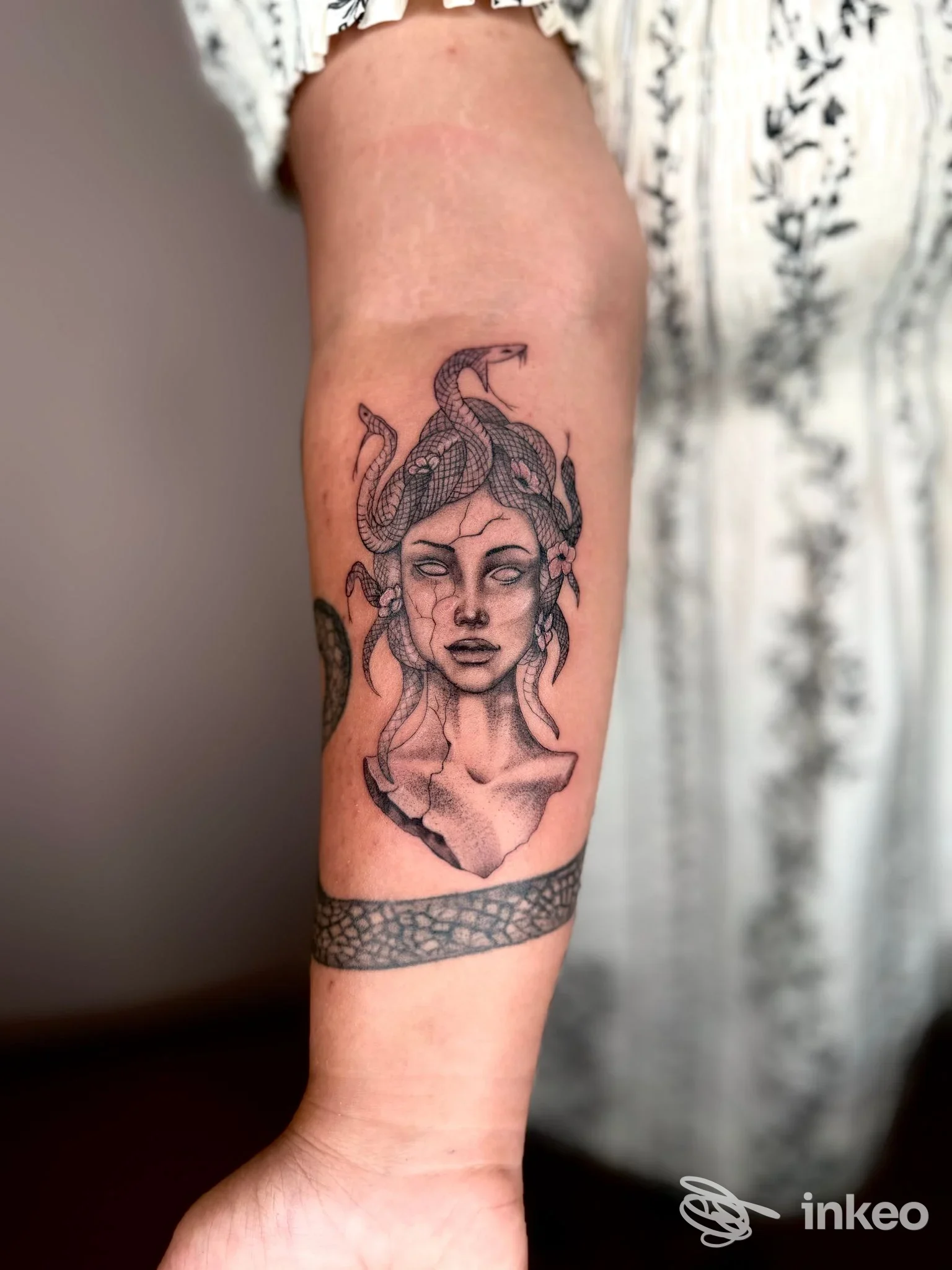 Avambraccio tatuato con testa di Medusa e banda ornamentale, foto fornita da Stefy Tattoo Studio a Castelnovo di Sotto.