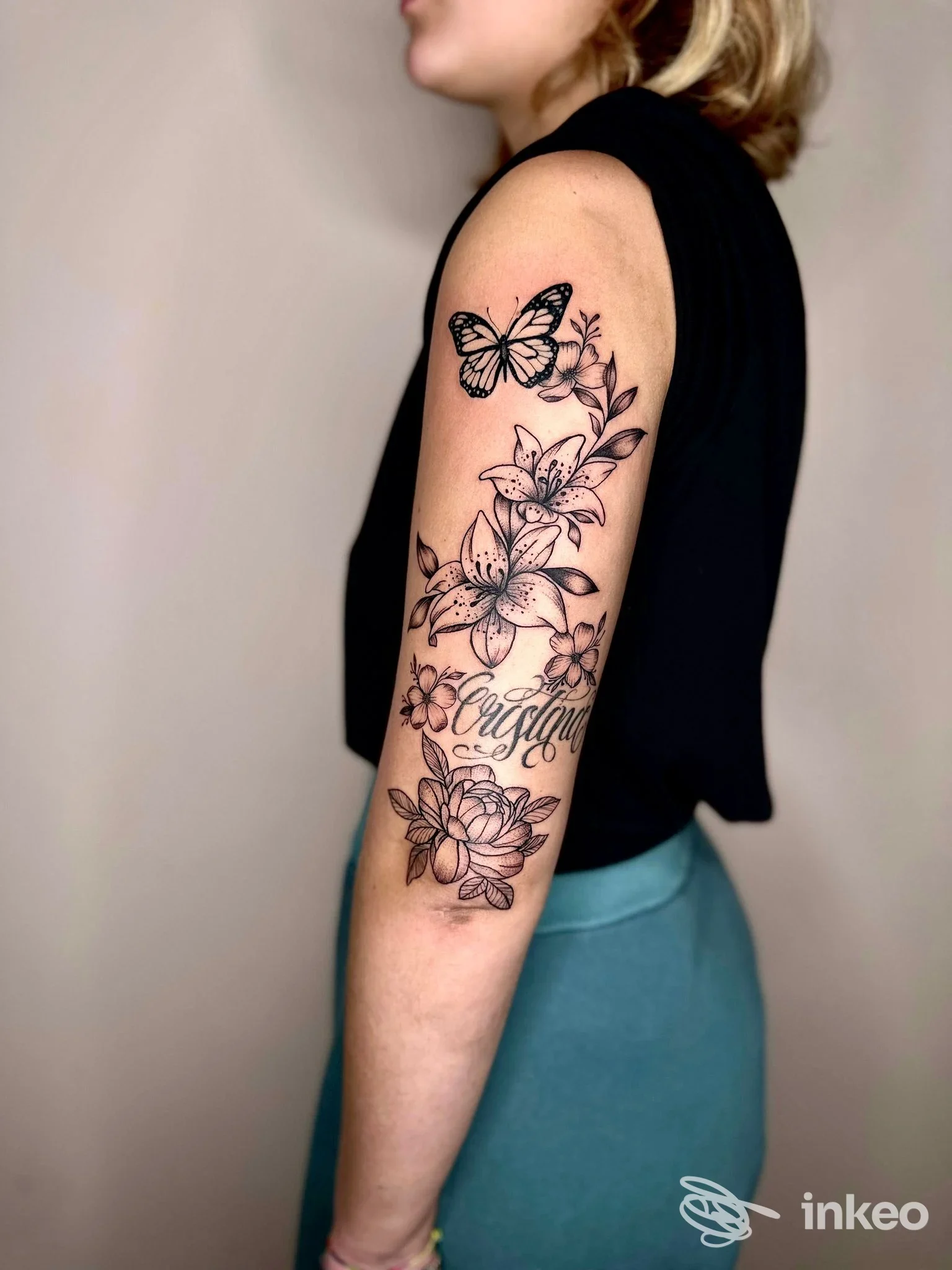 Tatuaggio floreale con farfalla sul braccio, foto inviata da Stefy Tattoo Studio a Castelnovo di Sotto.