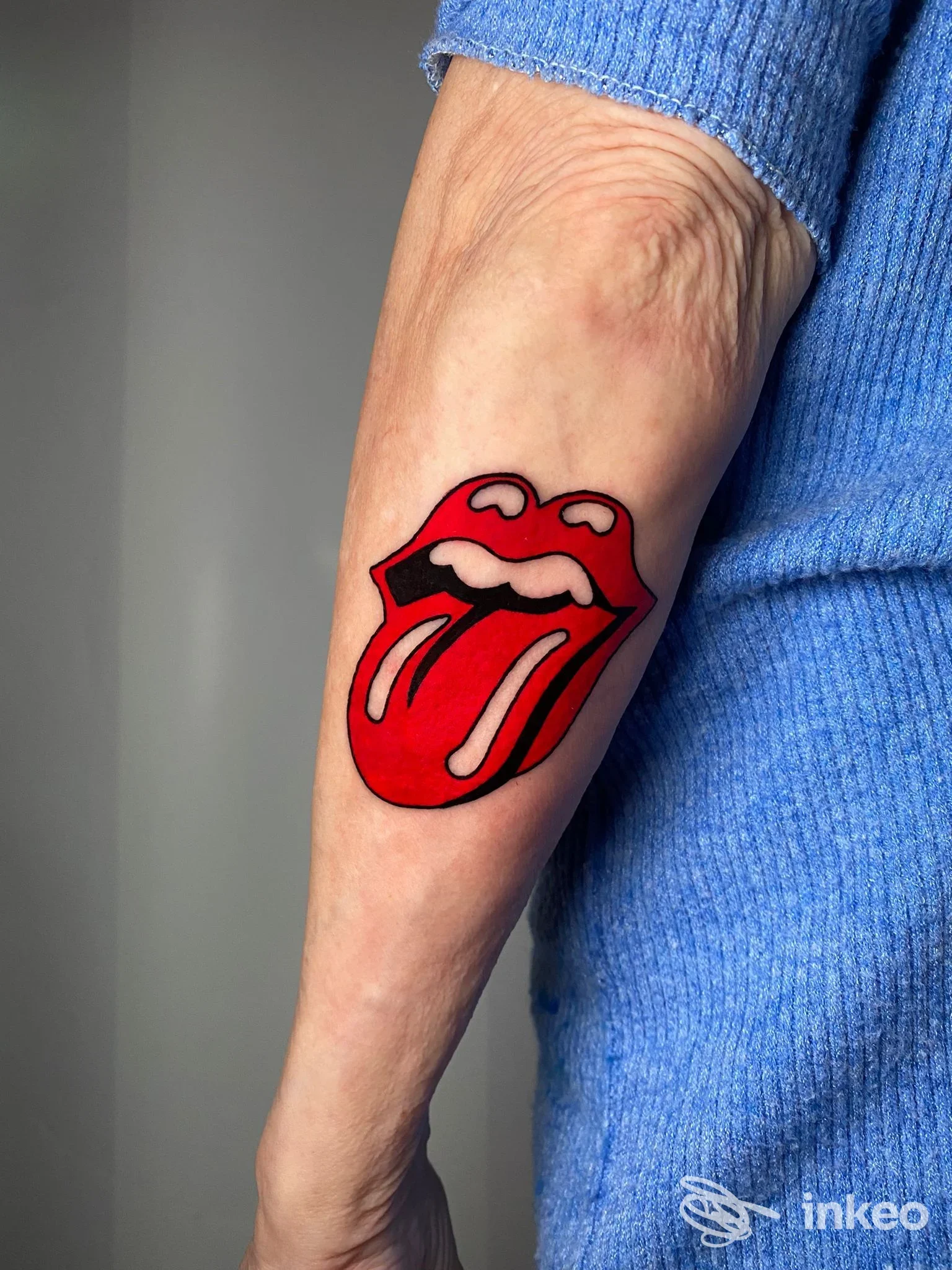 Tatuaggio sul davanti dell'avambraccio con bocca e lingua stilizzata, realizzato da Freak Show Tattoo a Cesena.