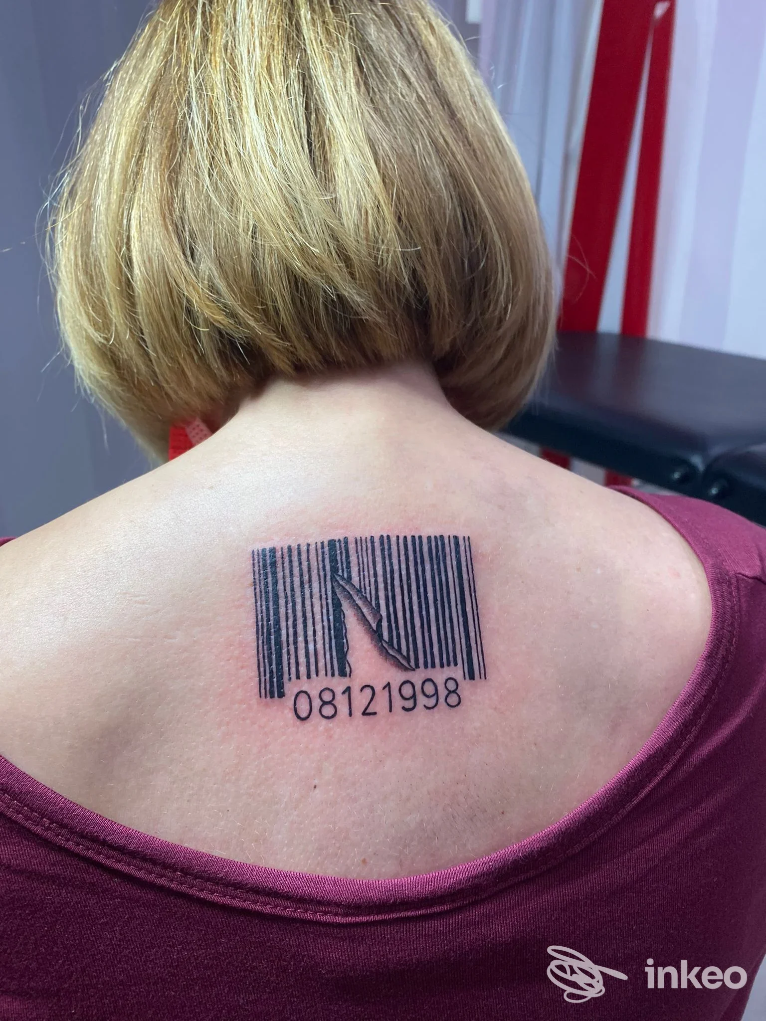Tatuaggio barcode con data '08121998' sulla parte alta della schiena, foto dallo studio Freak Show Tattoo a Cesena.
