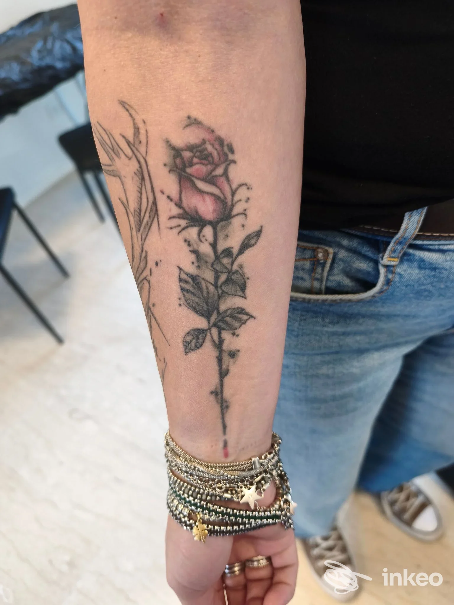 Tatuaggio floreale con rosa sull'avambraccio in primo piano, foto fornita da Torgal Tattoo a Savignano sul Panaro.