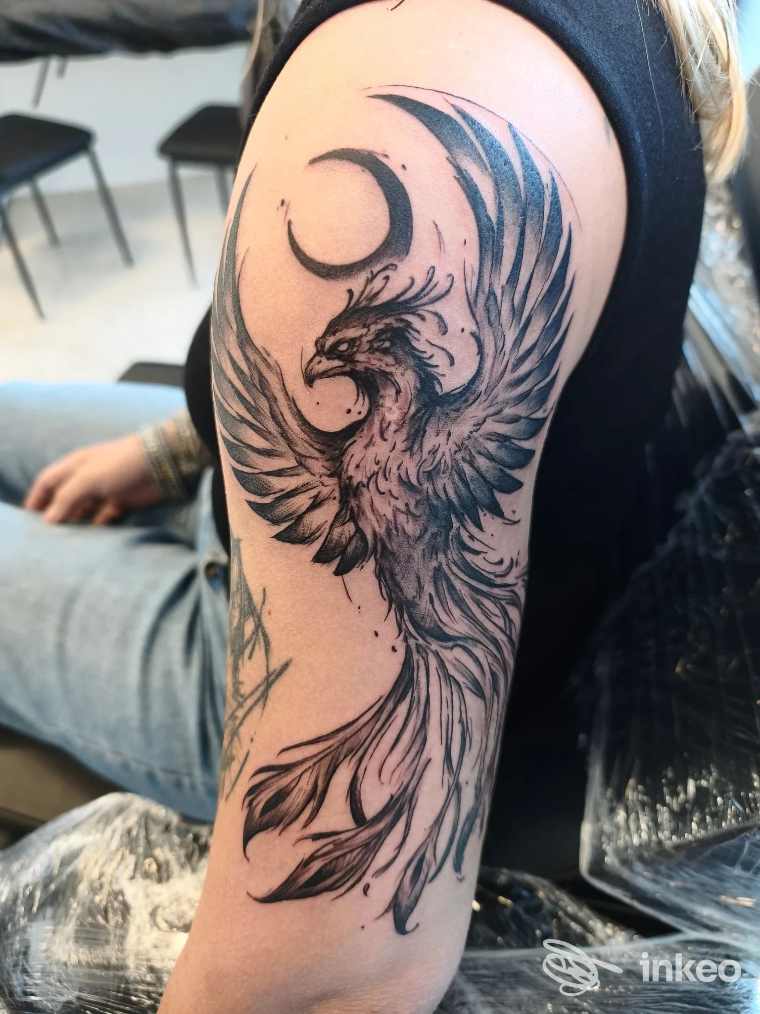 Tatuaggio a inchiostro nero/grigio di una fenice sul braccio, realizzato da Torgal Tattoo a Savignano sul Panaro.