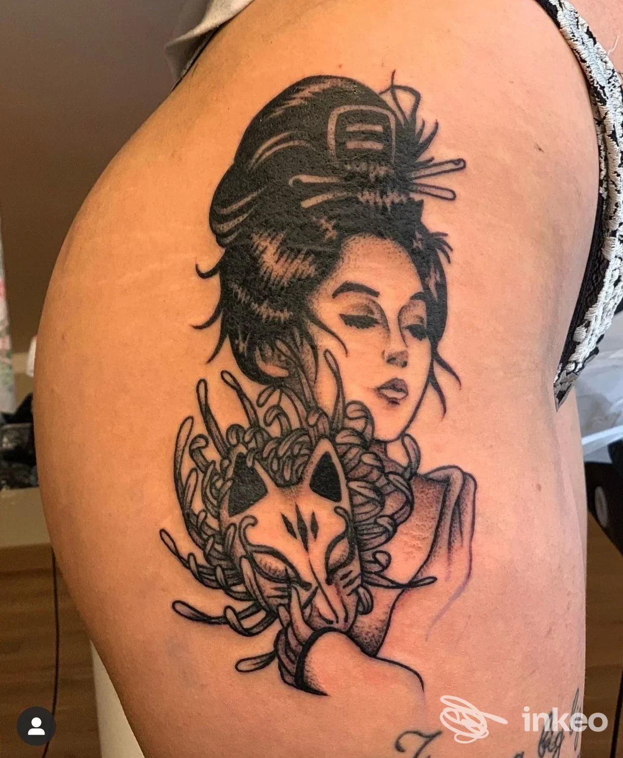 Tatuaggio nero su braccio con volto femminile stilizzato e maschera di volpe, Inck Tattoo & Piercing Studio, Bazzano.