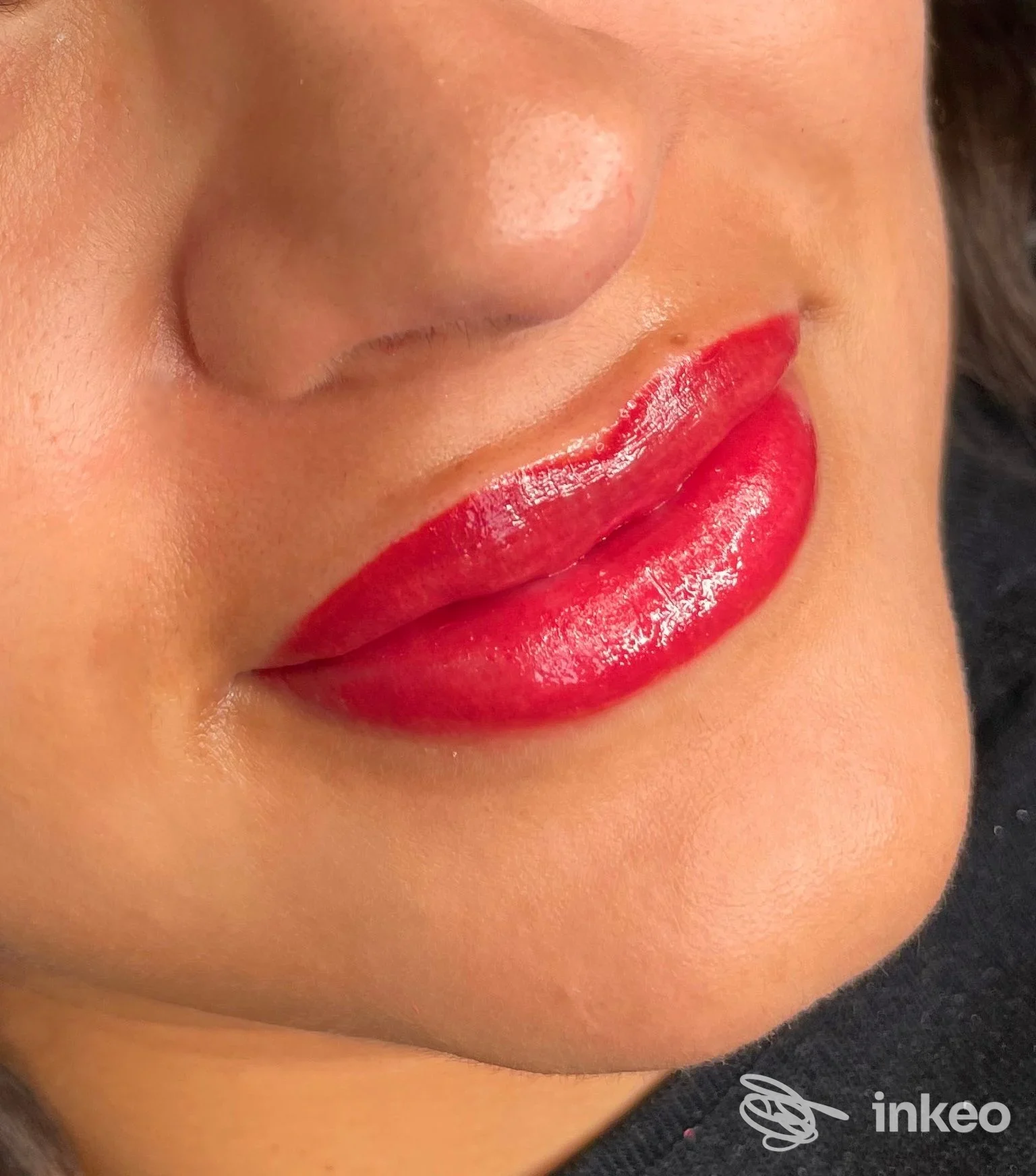 Primo piano di labbra con dermopigmentazione rosso lucido, foto inviata dallo studio Lucrezia Permanent Make Up a Ferrara.