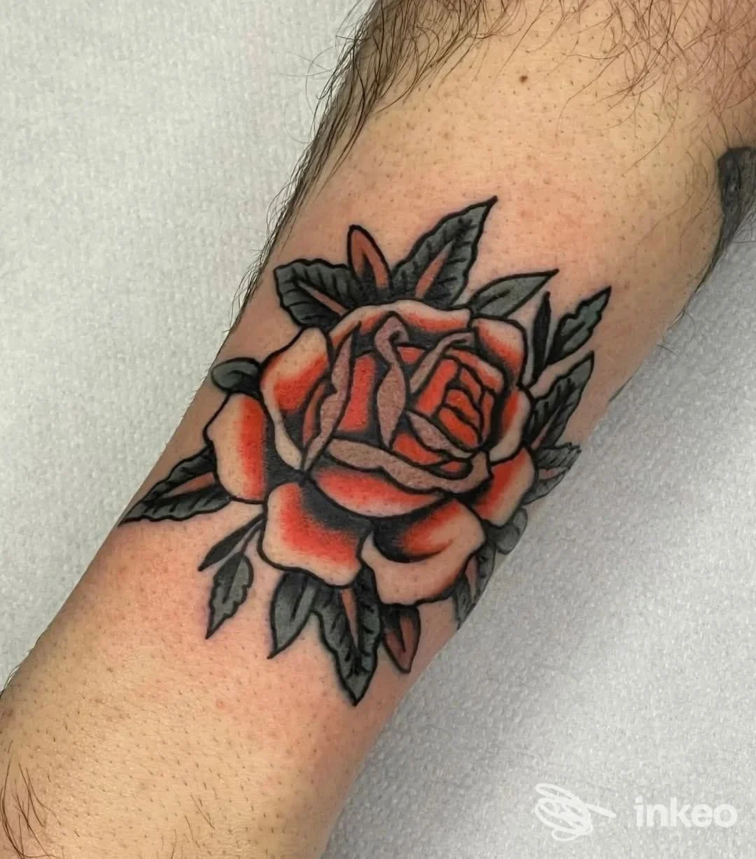 Tatuaggio a rosa colorata su avambraccio, foto fornita da No Remorse Tattoo Studio a Reggio nell'Emilia.