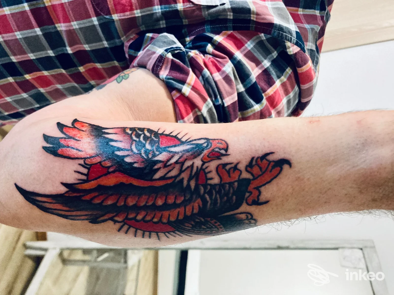 Tatuaggio a tema aquila sull'avambraccio, foto dello studio Allinktattoo a Montombraro che mostra il lavoro sul braccio nudo.
