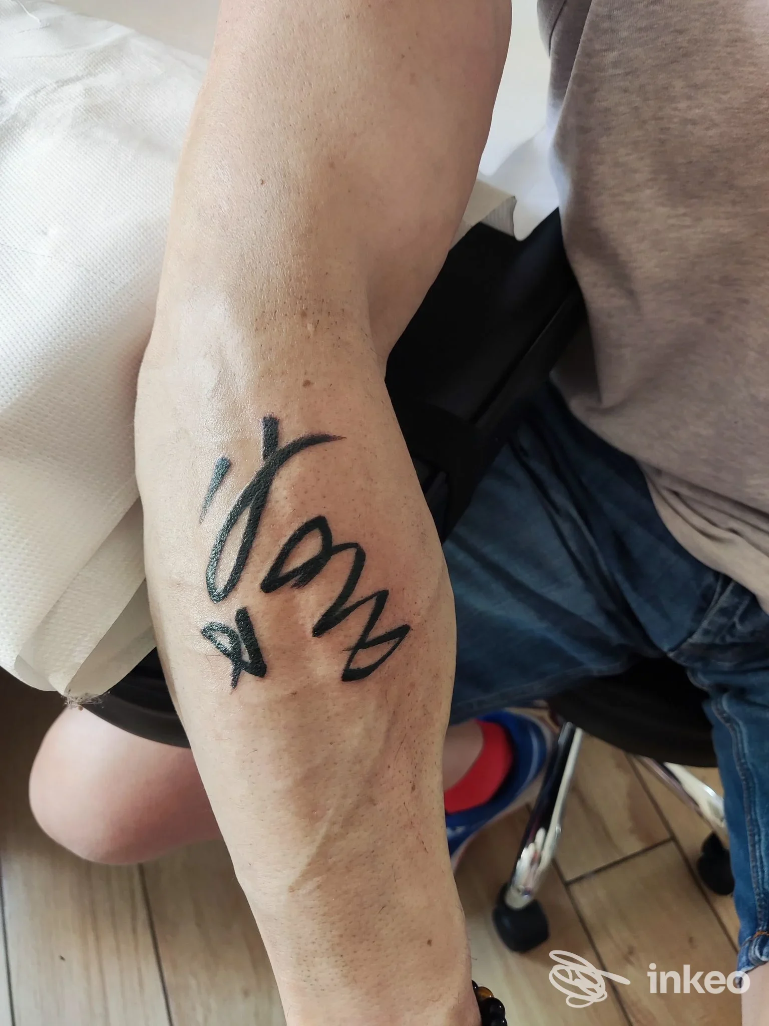 Tatuaggio lettering nero sul lato interno dell'avambraccio, foto inviata per portfolio Allinktattoo Montombraro.