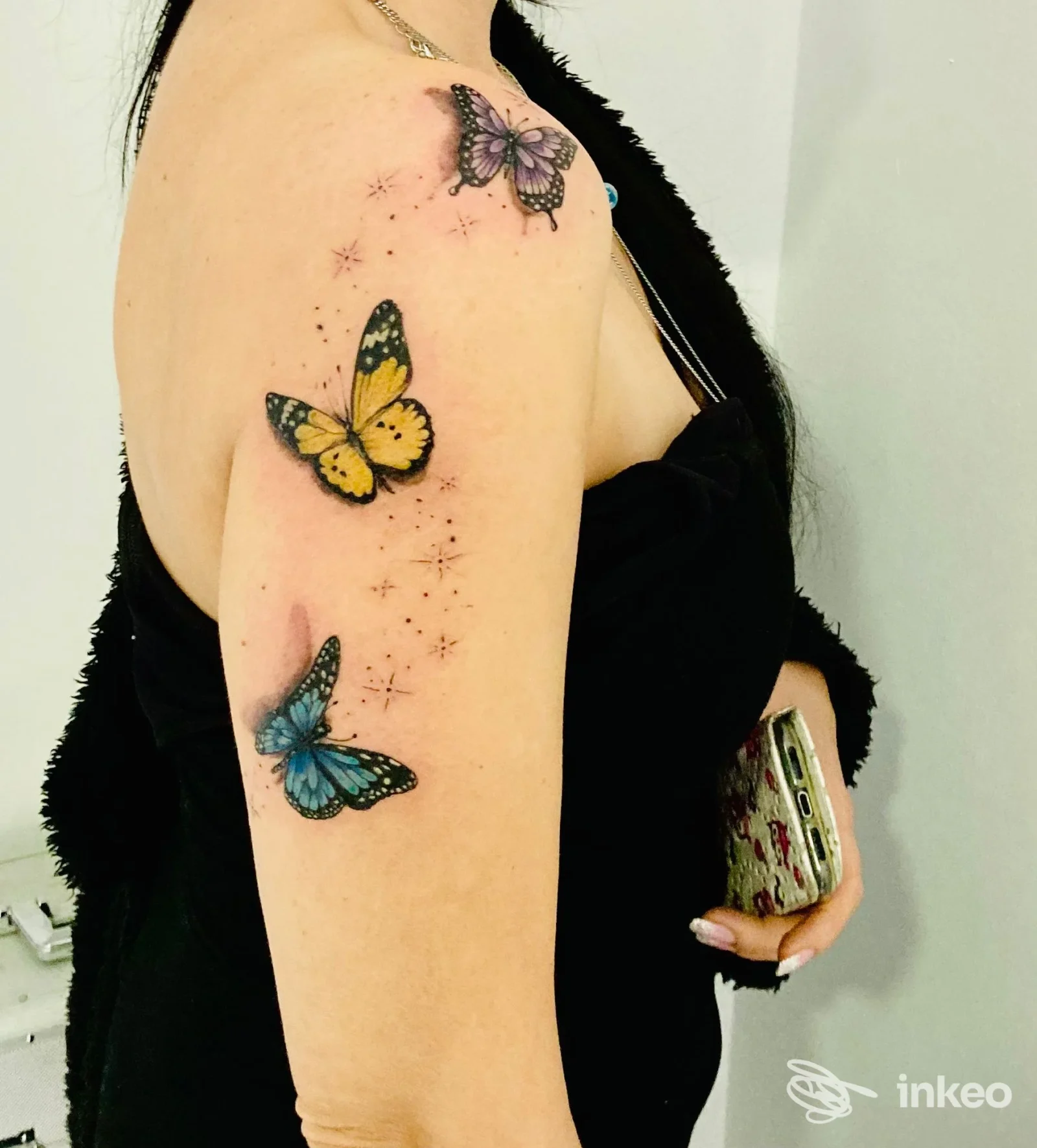 Tatuaggi di farfalle sul braccio superiore, foto dello studio Allinktattoo a Montombraro.