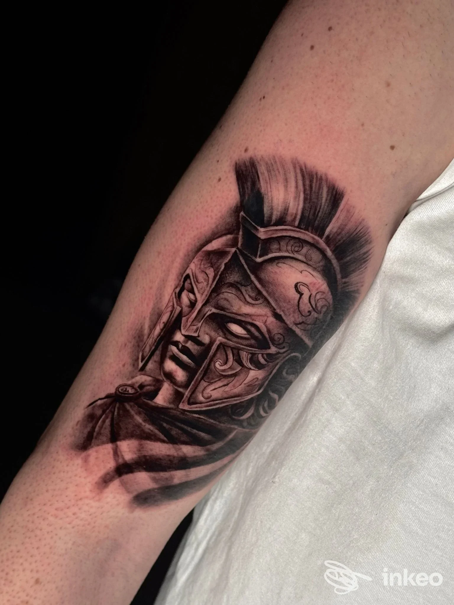 Tatuaggio realistico di un elmo/guerriero sull'avambraccio interno, foto fornita da Eleven ink Piacenza, Piacenza.