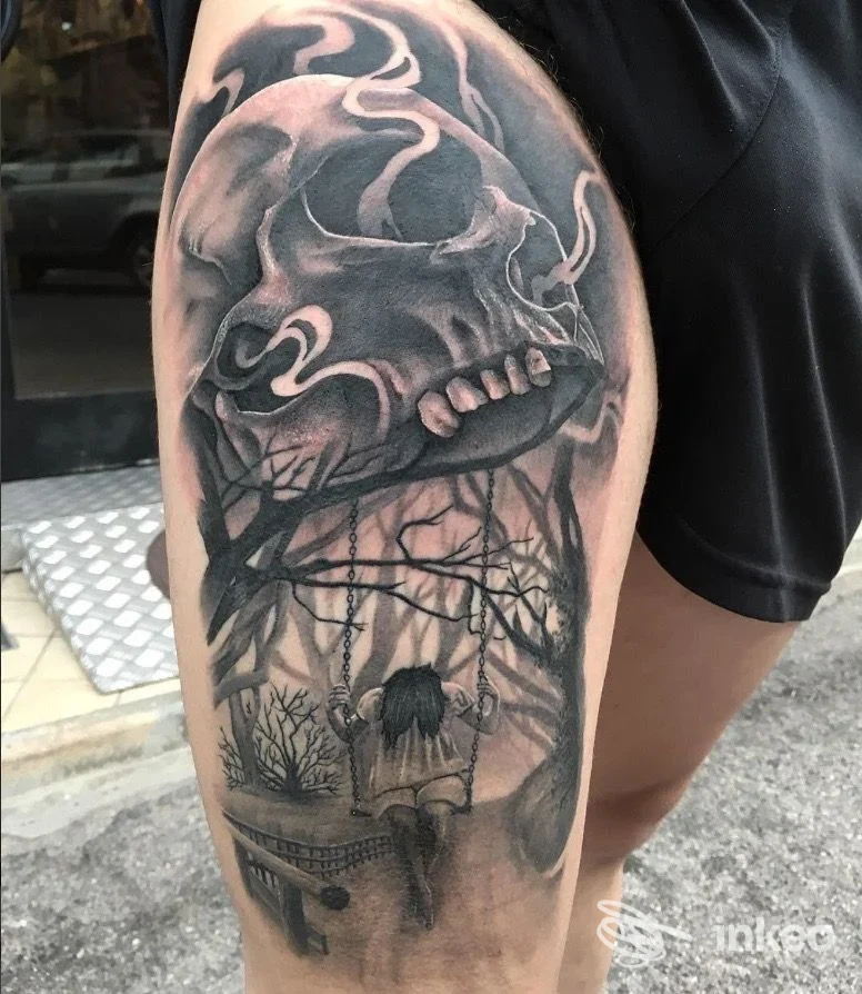 Tatuaggio black & grey sulla coscia con grande teschio e bambina su un’altalena, foto fornita da C.Ink Tattoo, Cesenatico.