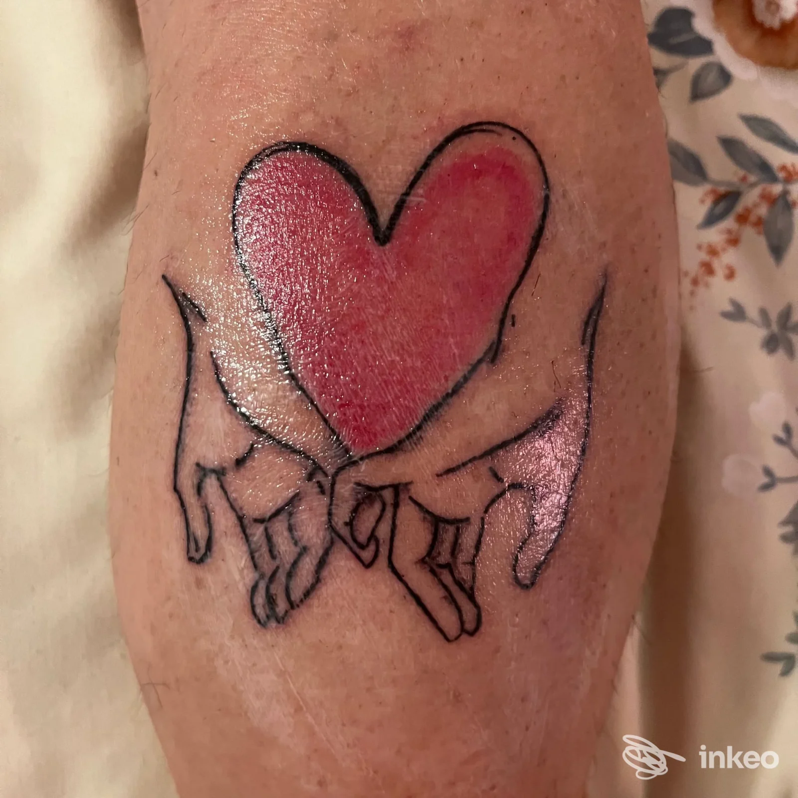 Tatuaggio su polpaccio con cuore rosa e due mani intrecciate, C.Ink Tattoo, Cesenatico.