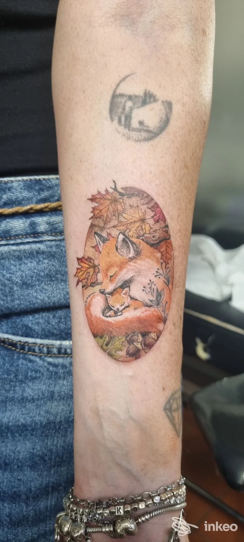Avambraccio con tatuaggio colorato di una volpe e foglie autunnali, Horimono Tattoo e Piercing, Finale Emilia.
