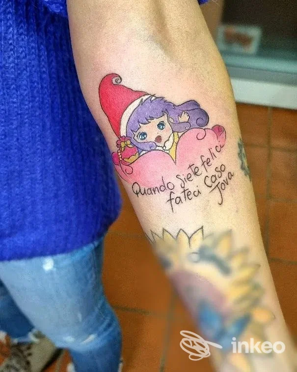 Tatuaggio colorato su avambraccio con personaggio in stile cartoon e scritta, realizzato da Horimono Tattoo e Piercing a Finale Emilia.