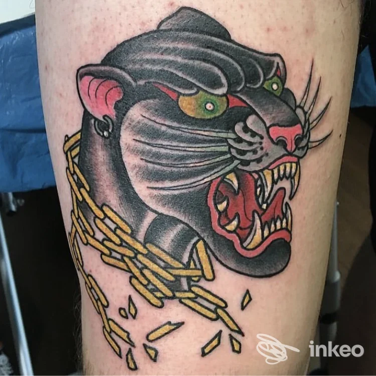 Tatuaggio di pantera colorata su coscia, fotografato nello studio Good Guys Tattooing a Forlì.