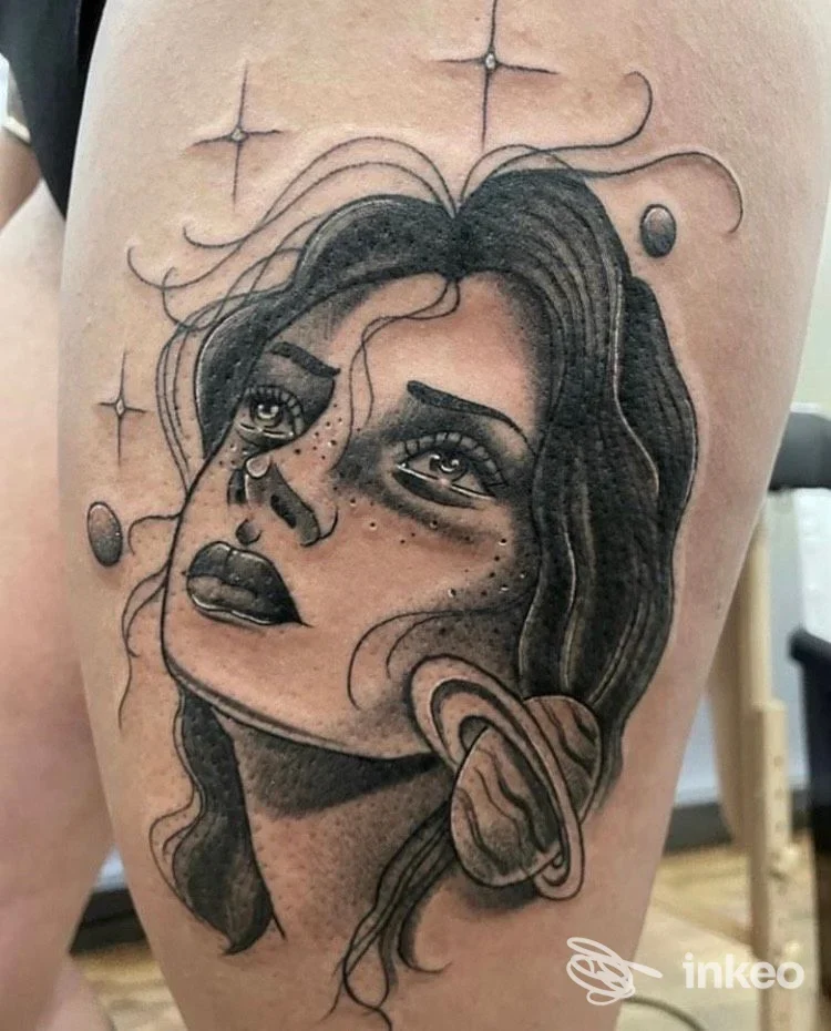 Tatuaggio in bianco e nero di un volto femminile sulla coscia, eseguito da Good Guys Tattooing, Forlì.