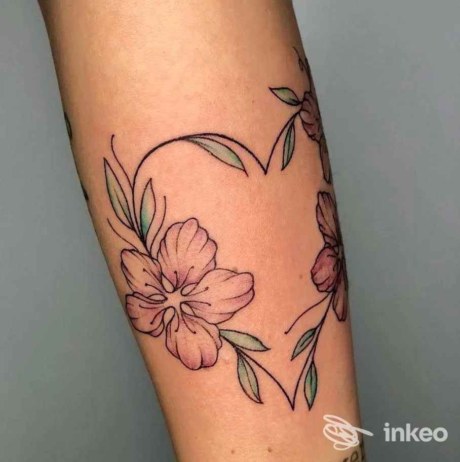Dettaglio di tatuaggio floreale a forma di cuore sull'avambraccio, Danny Green Piercing & Tattoo, Carpi.