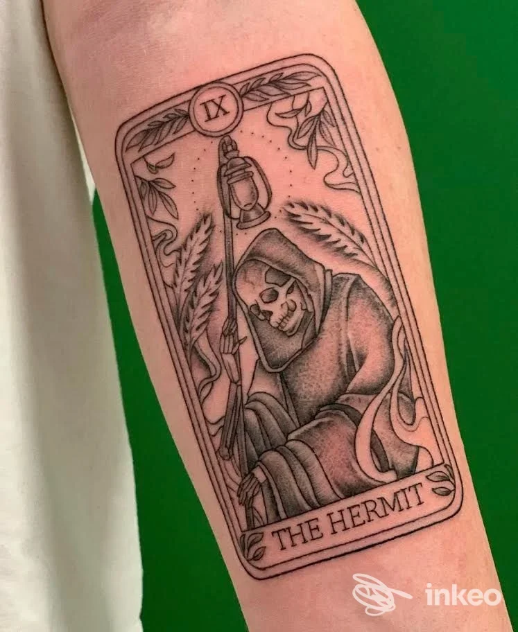Tatuaggio sul avambraccio raffigurante la carta 'The Hermit', foto per Danny Green Piercing & Tattoo, Carpi.