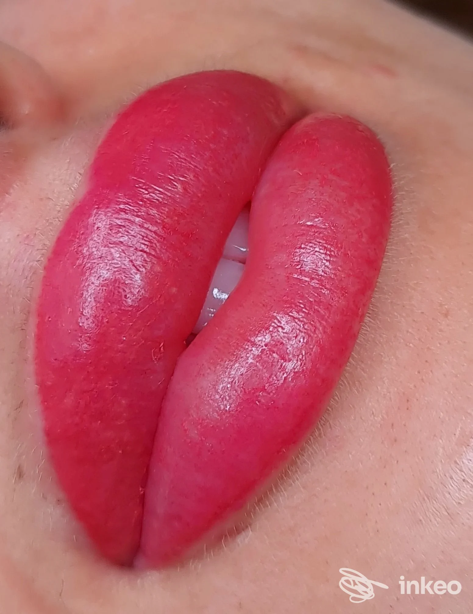 Primo piano di trucco permanente labbra rosse realizzato presso lo studio Denisa Dama a Parma.