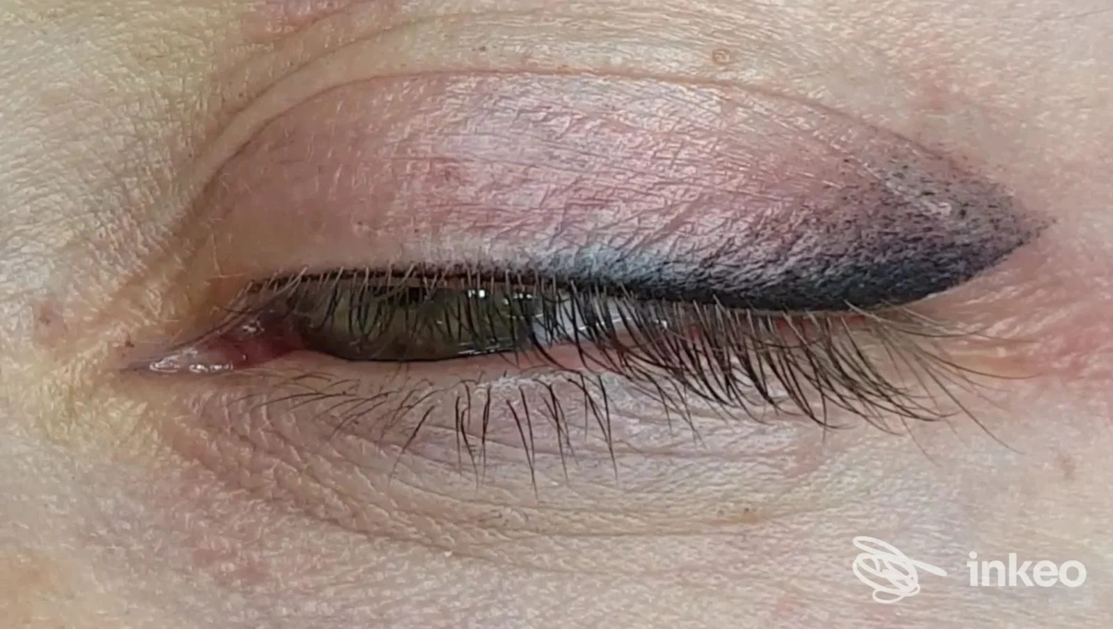 Primo piano di eyeliner dermopigmentato sulla palpebra, foto inviata dallo studio Denisa Dama a Parma.