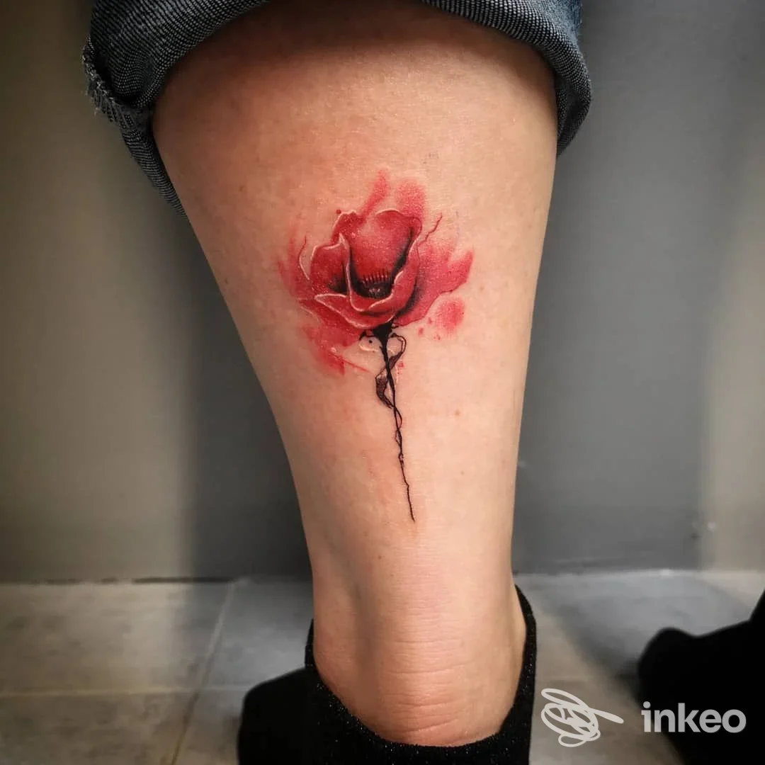 Tattoo papavero acquerellato sul polpaccio, fotografato per La Perla Nera Tattoo Ink a San Nicolò.