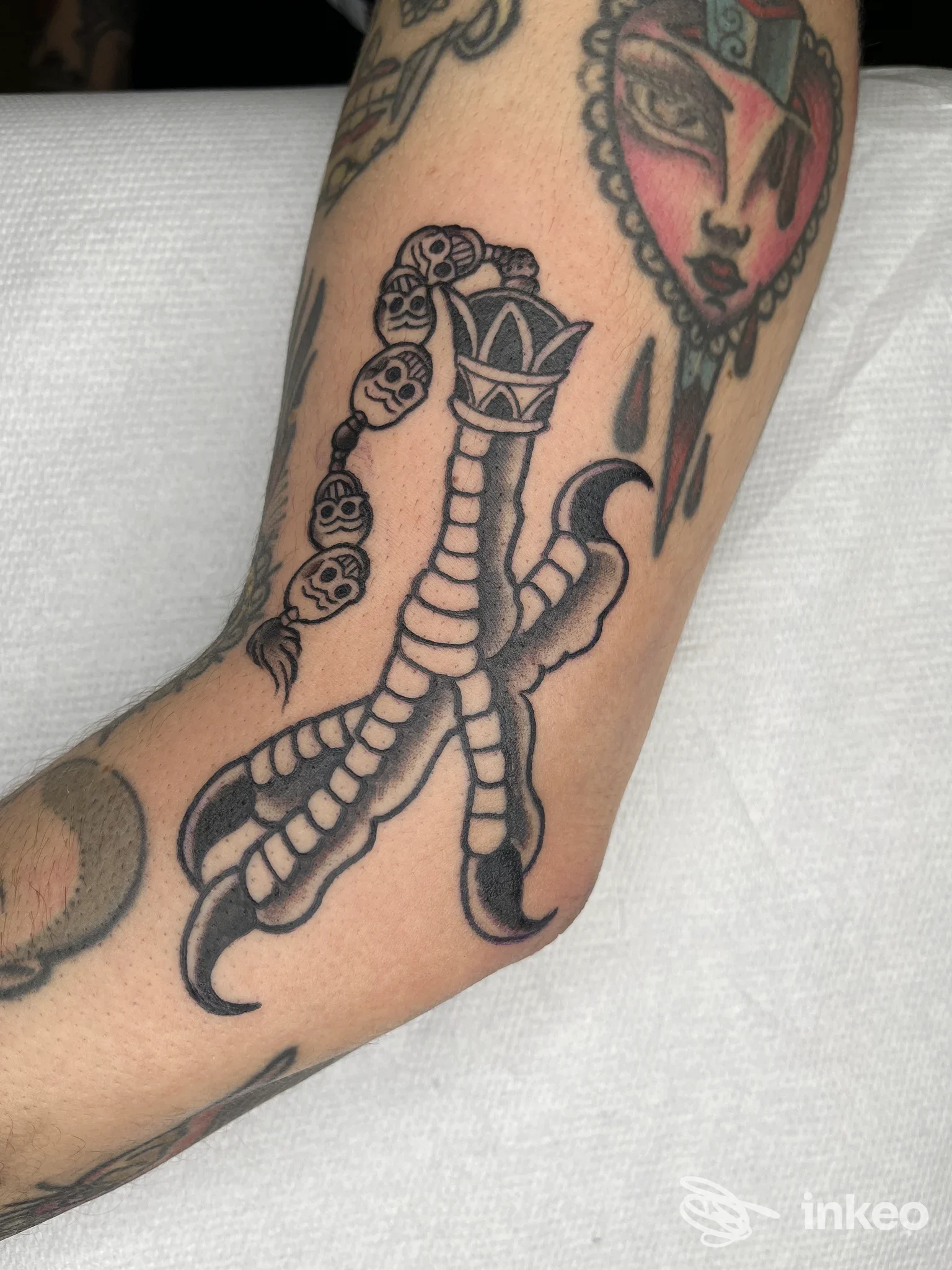 Primo piano di tatuaggio in nero su avambraccio, fotografia singola per Lineanomala, Crevalcore.
